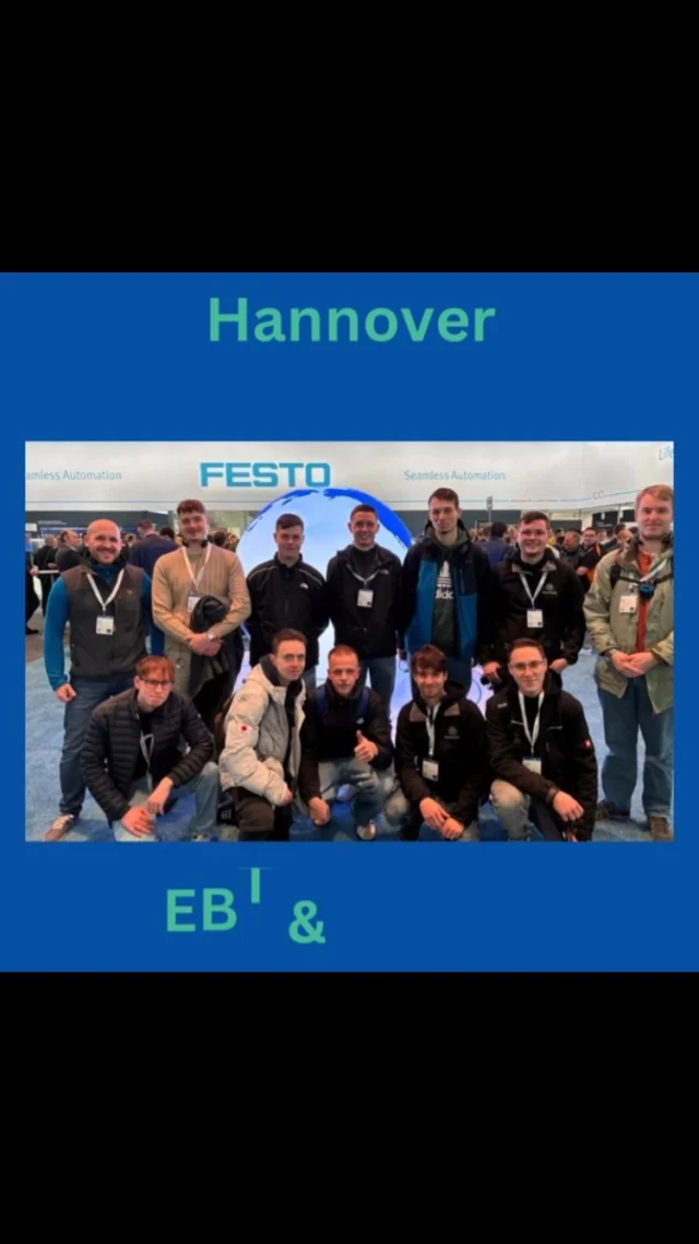 Besuch der Industriemesse 2025 in Hannover.
Unsere Elektroniker aus den Fachbereichen Automatisierungstechnik und Betriebstechnik informierten sich heute wieder auf einer der wichtigsten Industriemessen der Welt in Hannover über die neusten Trends, Konzepte und Technologien im Bereich industrieller Fertigung und Prozesstechnik. Bei Standführungen bei #festo und #Siemens gab es Informationen und Impulse für weitere Fragen zu den Neuentwicklungen. Auch im nächsten Jahr sind wir mit Schülerinnen und Schülern wieder dabei.